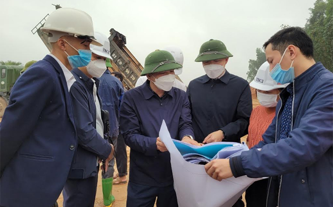 Lãnh đạo huyện Yên Bình kiểm tra công tác quy hoạch khu dân cư tại xã Bạch Hà.