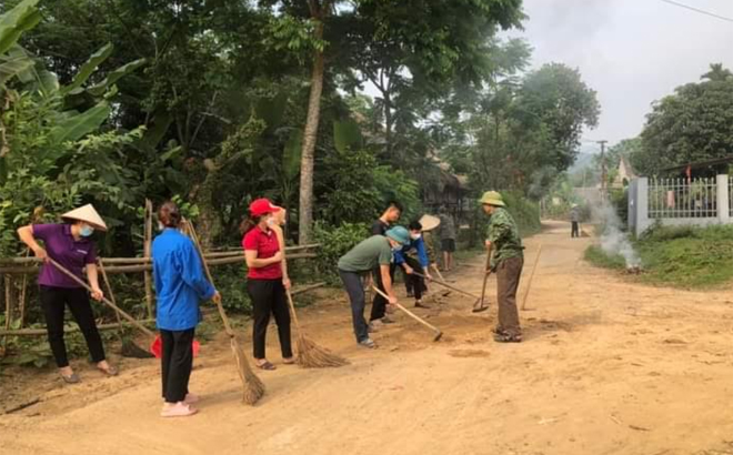 Người dân xã Đông Cuông tham gia vệ sinh đường làng, ngõ xóm.