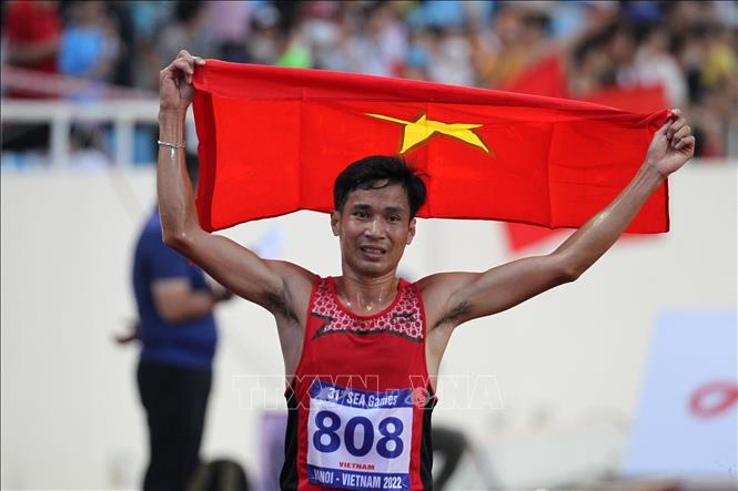 VĐV Nguyễn Văn Lai vui mừng chiếc HCV 10.000m nam tại SEA Games 31, chiều 17/5/2022.