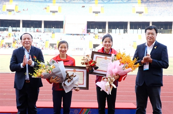 Với những thành tích đặc biệt xuất sắc tại SEA Games 31, Nguyễn Thị Huyền và Nguyễn Thị Oanh được nhận Bằng khen của Bộ trưởng Bộ Văn hóa, Thể thao và Du lịch.