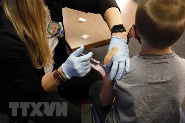 Nhân viên y tế tiêm vaccine phòng COVID-19 cho trẻ em tại Southfield, Michigan, Mỹ.