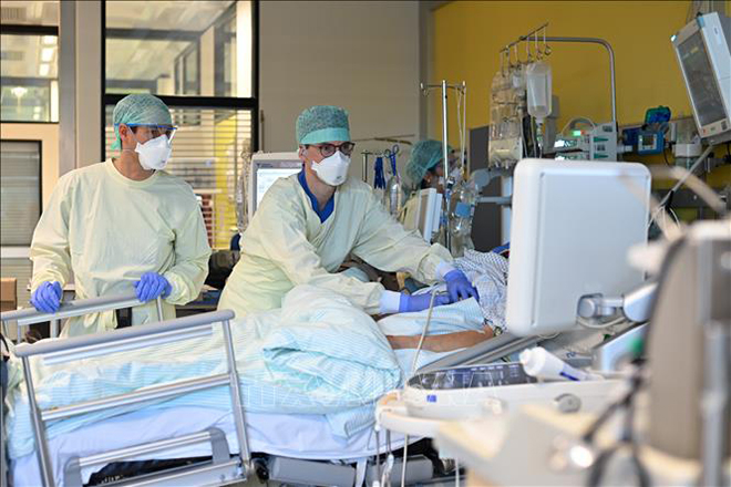Điều trị cho bệnh nhân COVID-19 tại bệnh viện ở Aachen, miền Tây Đức. Ảnh tư liệu.