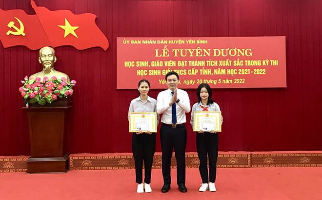 Đồng chí An Hoàng Linh - Bí thư Huyện ủy Yên Bình khen thưởng cho các em học sinh đạt giải cao trong kỳ thi học sinh giỏi.