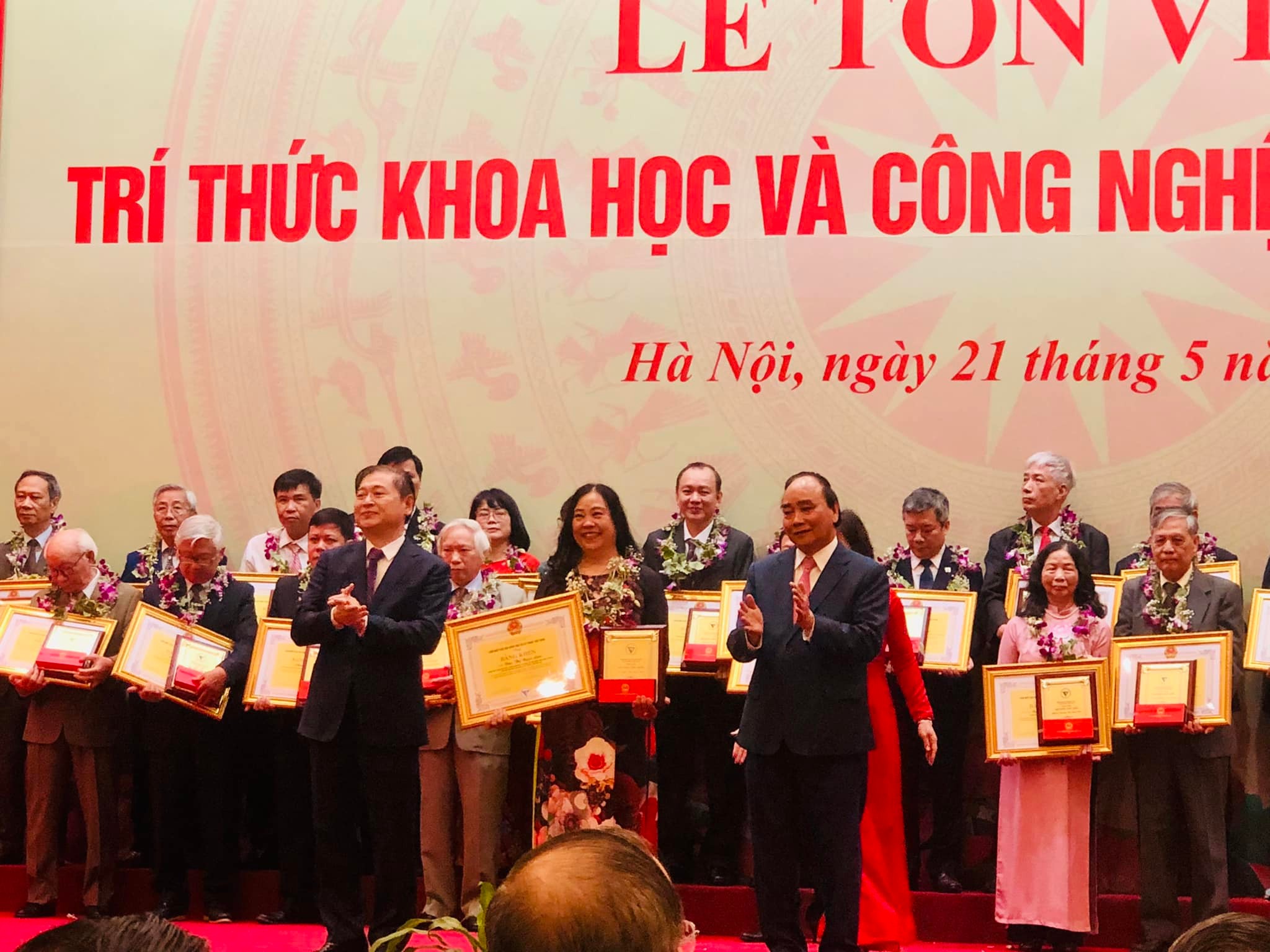 Tiến sĩ Đào Thị Ngọc Lan nhận biểu trưng và Bằng khen của Chủ tịch nước (Ảnh: FB Việt Tràng An)