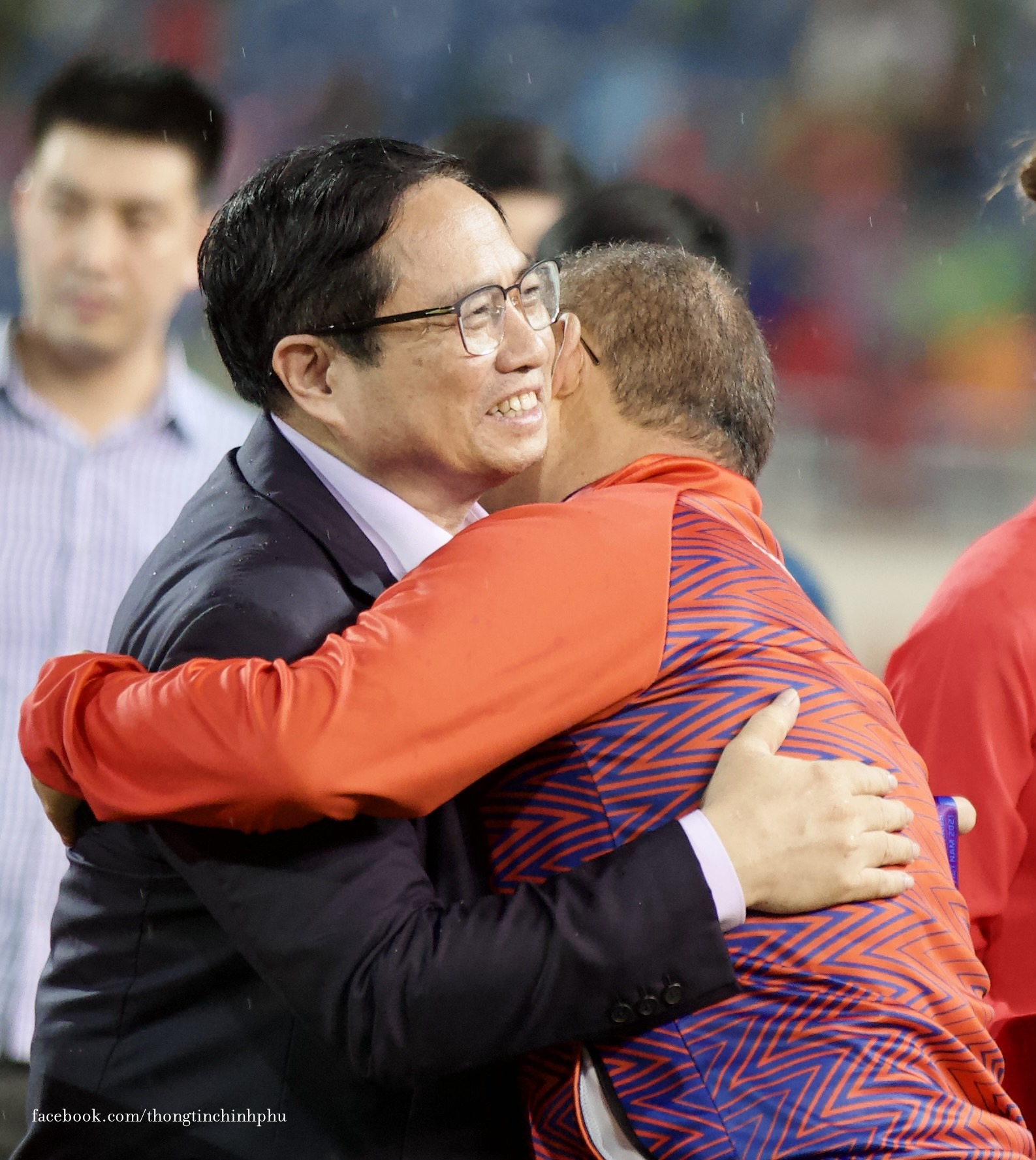 Thủ tướng Chính phủ Phạm Minh Chính chúc mừng huấn luyện viên trưởng Park Hang Seo tại sân vận động quốc gia Mỹ Đình khi đội tuyển U23 Việt Nam giành Huy chương vàng tối 22/5.