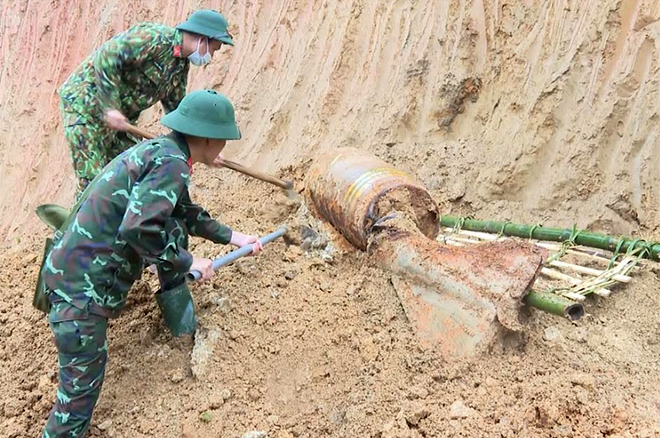 Quả bom của Mỹ nặng 750 bảng Anh (tương đương 340 kg), tại thôn Đá Trắng, xã Vũ Linh, huyện Yên Bình