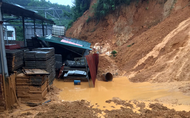 Sạt lở đất tại một hộ gia đình thuộc khu vực tổ 10, phường Minh Tân, thành phố Yên Bái, rất may không có thiệt hại về người