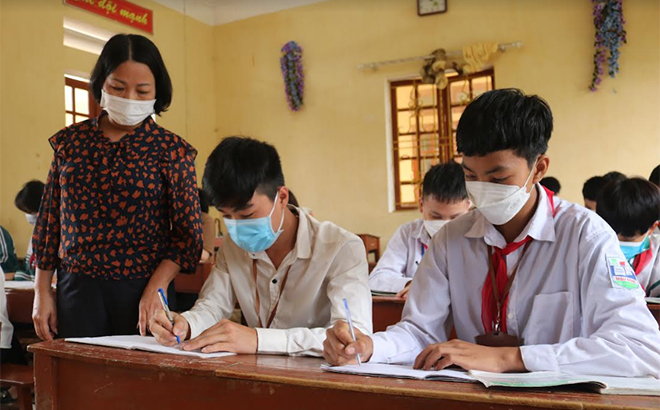 Giáo viên Trường TH&THCS Mậu Đông, huyện Văn Yên ôn luyện cho học sinh khối 9 chuẩn bị cho kỳ thi tuyển sinh vào lớp 10.