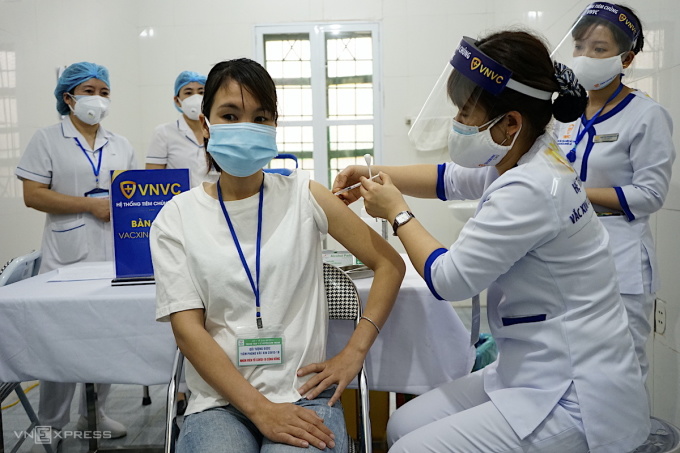 Thành viên tổ Covid-19 cộng đồng tại huyện Kim Thành, tỉnh Hải Dương, tiêm vaccine Covid-19, tháng 3/2021.