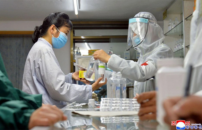 Lực lượng quân y Triều Tiên tham gia vào hoạt động phân phối thuốc chống Covid-19 ở thủ đô Bình Nhưỡng