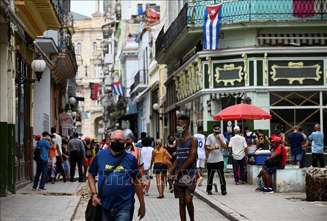 Người dân trên phố ở La Habana, Cuba ngày 11/8/2021.