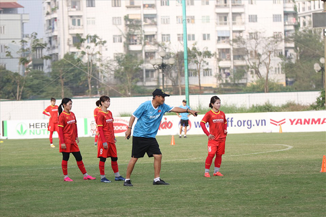 Huấn luyện viên Mai Đức Chung chuẩn bị giải mới cùng tuyển nữ Việt Nam.