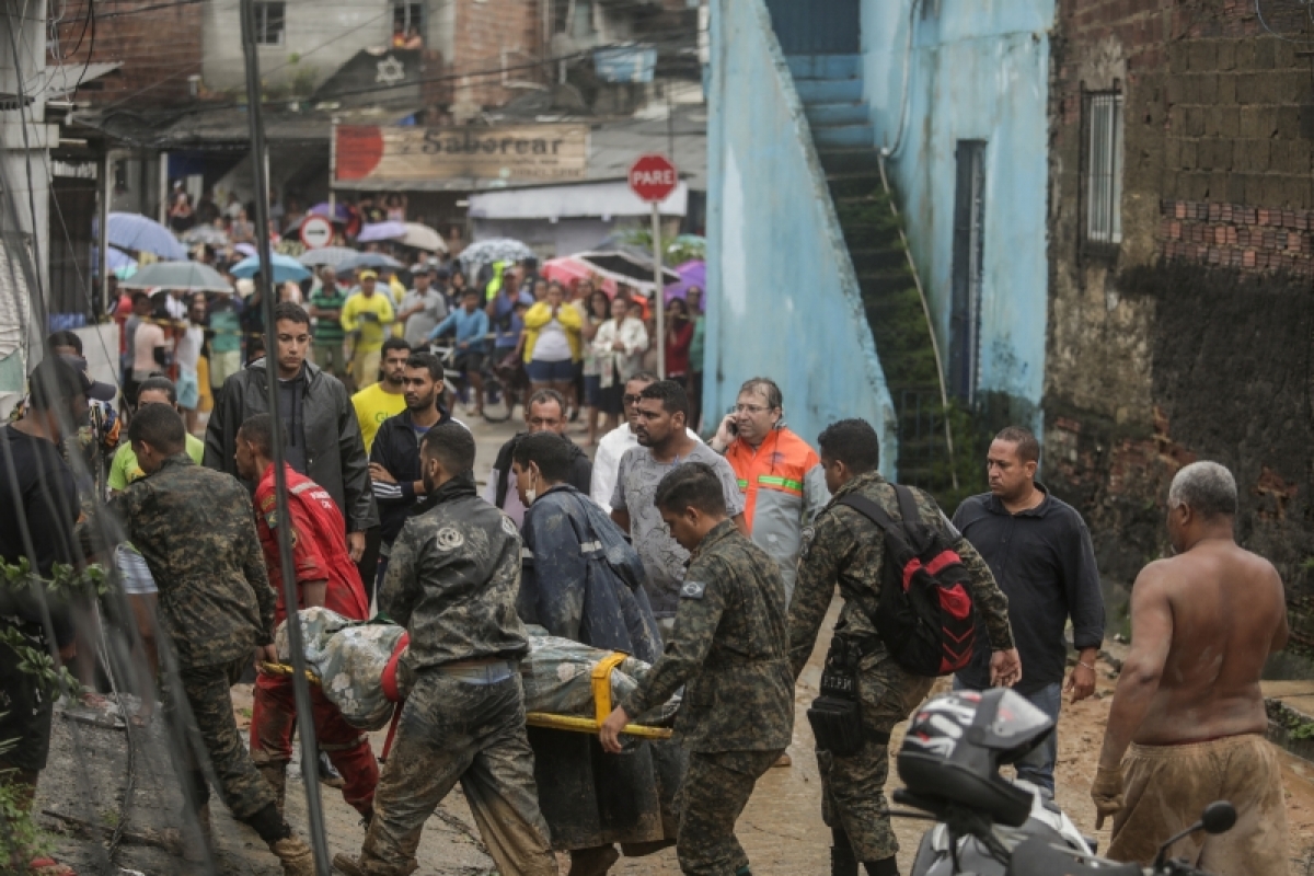 Quân đội Brazil được huy động để tìm kiếm các nạn nhân mất tích tại Recife.