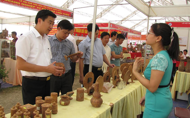 Lãnh đạo huyện Văn Yên tham quan các sản phẩm thủ công mỹ nghệ làm từ vỏ quế tại địa phương.