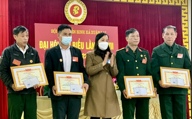 Lãnh đạo Đảng ủy xã Xuân Lai trao thưởng cho các cựu chiến binh có thành tích xuất sắc trong 5 năm qua.