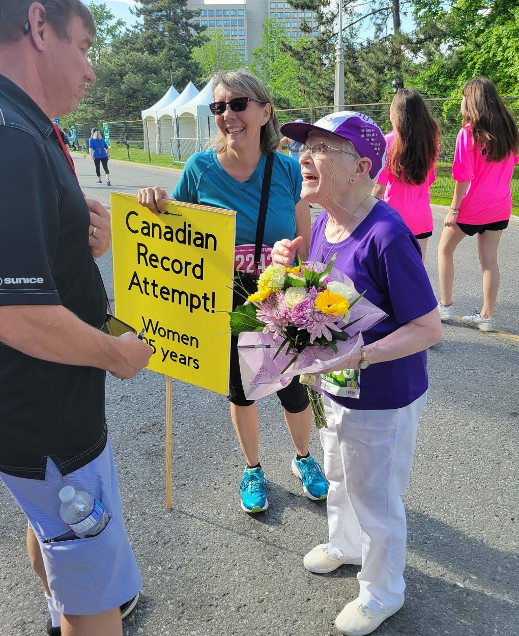 Cụ Fairhead nhận hoa và bảng công nhận kỷ lục Canada cho thành tích chạy 5km nữ nhóm tuổi trên 95 ngày 29/5.