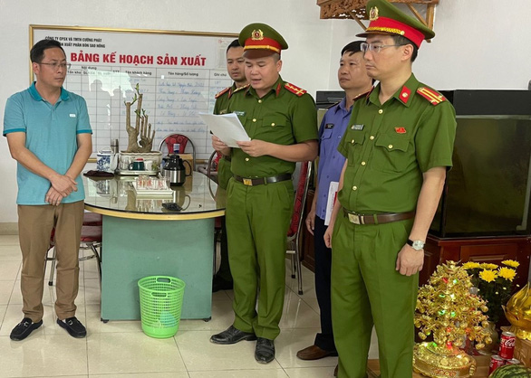 Bị can Hoàng Văn Cường nghe công an đọc lệnh khởi tố vụ án - Ảnh do Công an tỉnh Thanh Hóa cung cấp.