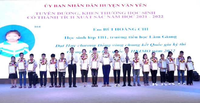Lãnh đạo huyện Văn Yên tặng giấy khen cho các em học sinh đoạt giải cao trong các kỳ thi học sinh giỏi.