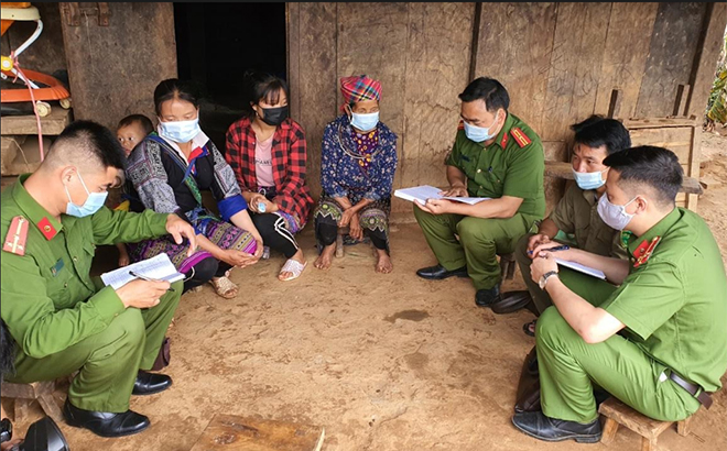 Lực lượng công an xã Lao Chải tuyên truyền cho người dân hiểu về tác hại của tảo hôn và hôn nhân cận huyết thống.