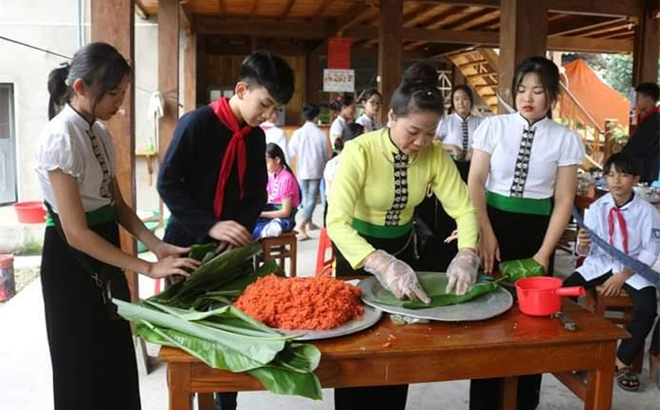 Chị Điêu Thị Vân hướng dẫn học sinh chế biến món ăn tại homestay của gia đình.