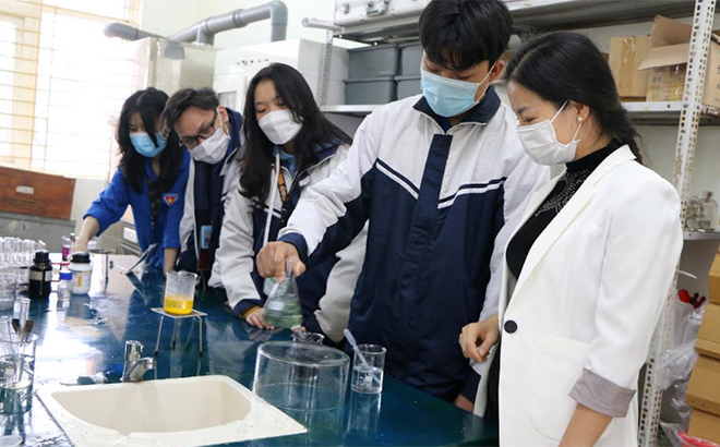 Giờ thực hành trải nghiệm không gian hóa học của Đội tuyển Hóa học, Trường THPT Chuyên Nguyễn Tất Thành.