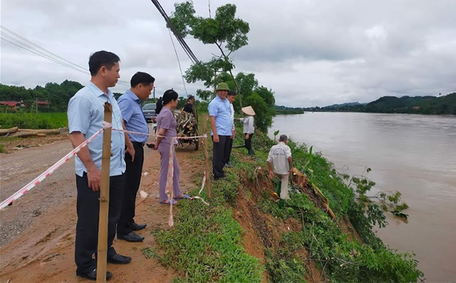 Lãnh đạo huyện Trấn Yên kiểm tra tình hình thiệt hại do mưa lũ trên tỉnh lộ 166.