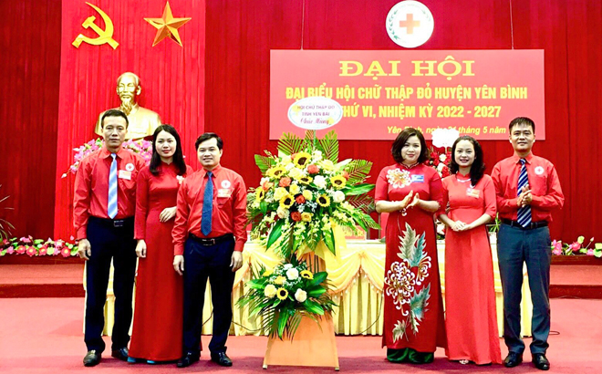Đồng chí Hà Thị Ngoan - Chủ tịch Hội CTĐ tỉnh Yên Bái tặng hoa chúc mừng Đại hội.
