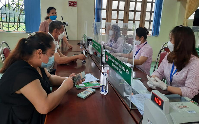 Cán bộ Ngân hàng Chính sách xã hội Chi nhánh tỉnh Yên Bái giải ngân nguồn vốn vay theo Nghị quyết 11/CP tại xã Tân Thịnh, thành phố Yên Bái.