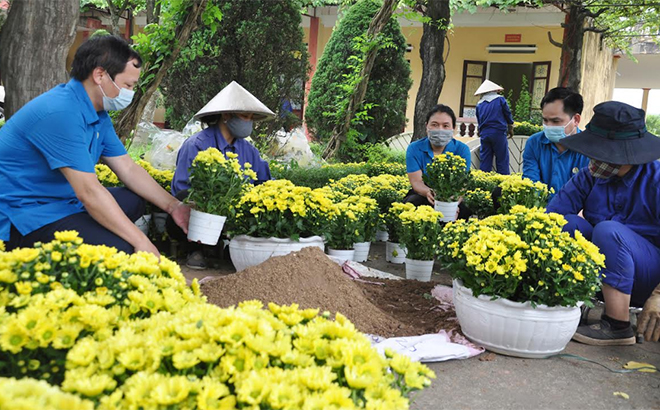 Lãnh đạo LĐLĐ thành phố Yên Bái thăm hỏi, động viên đoàn viên, người lao động Công ty cổ phần Môi trường và Công trình đô thị.