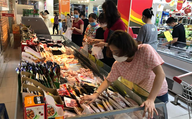 Người dân lựa chọn mua sắm hàng hóa tại siêu thị trên địa bàn thành phố Yên Bái.
