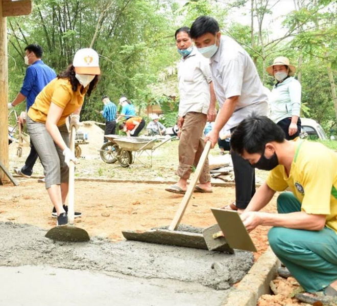 Cán bộ Ban Dân vận Huyện ủy Lục Yên tham gia “Ngày thứ Bảy cùng dân”.