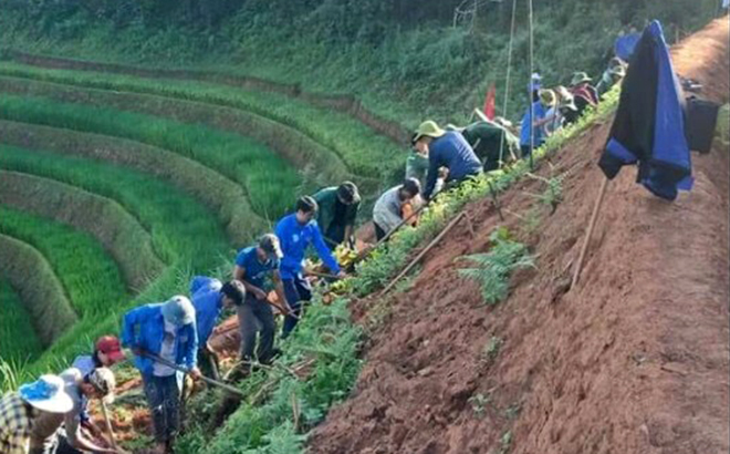 Đoàn viên thanh niên xã Khao Mang tình nguyện giúp nhân dân trong xã khai hoang ruộng bậc thang.