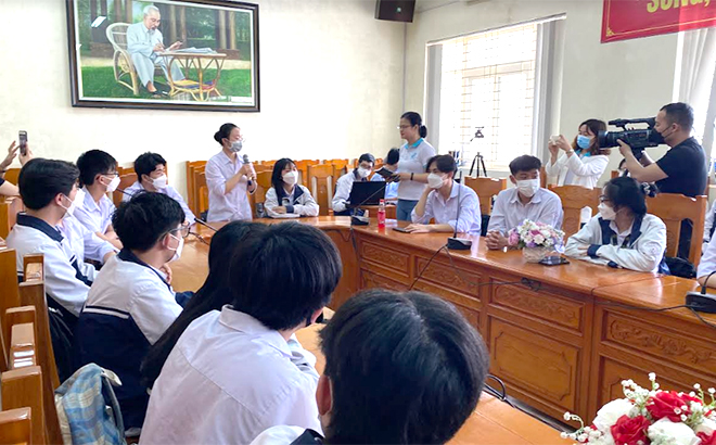 Học sinh Trường THPT Chuyên Nguyễn Tất Thành trao đổi những thắc mắc về an toàn mạng với các giảng viên của Trung tâm Sức khỏe gia đình và Phát triển cộng đồng (CFC).