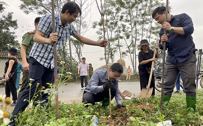 Lãnh đạo, cán bộ, nhân dân huyện Yên Bình tham gia trồng cây xanh tại thị trấn Thác Bà.