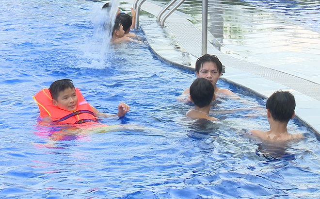 Việc dạy bơi góp phần giúp trẻ phòng tránh nguy cơ đuối nước. Trong ảnh: Lớp học dạy bơi cho trẻ tại thị trấn Yên Bình.