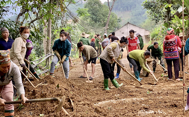 Nhân dân thôn Minh Khai, xã Quang Minh tham gia vệ sinh đường giao thông nông thôn.