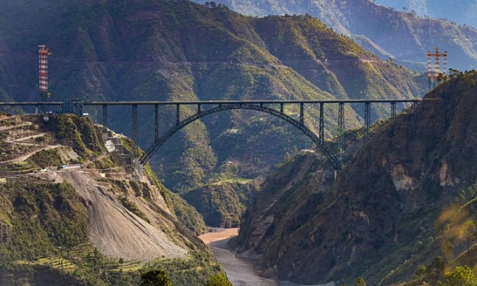 Cầu đường sắt Chenab bắc qua con sông cùng tên.