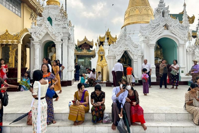 Các Phật tử viếng thăm chùa Shwedagon ở Yangon, Myanmar hôm 17/4/2023.