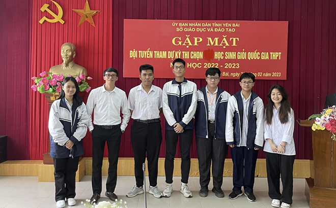 Em Đào Đình Bình (thứ hai, bên phải) cùng đội tuyển chuyên Anh, Trường THPT Chuyên Nguyễn Tất Thành tham dự Kỳ thi chọn HSGQG năm học 2022 - 2023.
