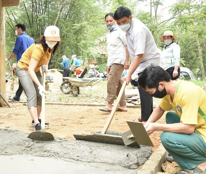 Cán bộ Ban Dân vận Huyện ủy Lục Yên tham gia “Ngày thứ Bảy cùng dân”.