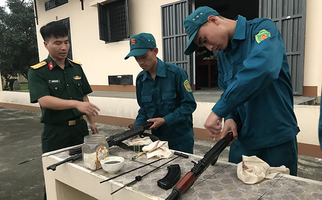 Cán bộ, chiến sĩ lực lượng vũ trang huyện Văn Yên bảo dưỡng vũ khí, trang bị, phục vụ sẵn sàng chiến đấu.