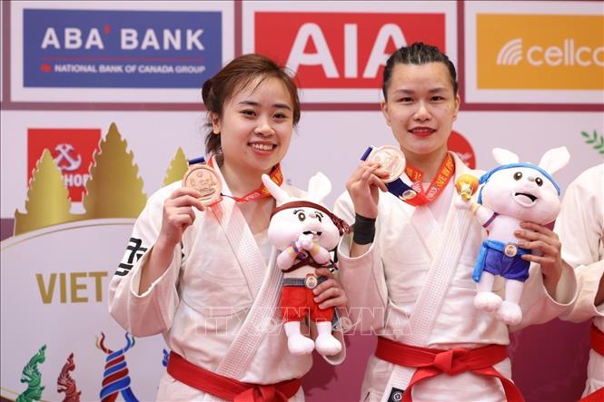 Hai vận động viên Lan Hương (phải) và Minh Phương giành huy chương Đồng nội dung SHOW nữ.
