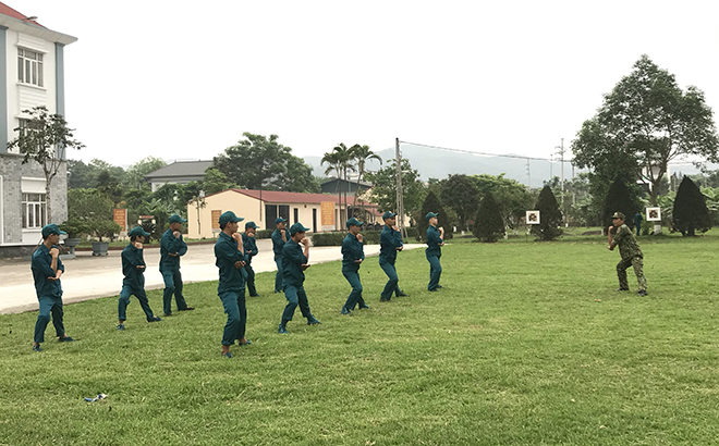 Thế hệ trẻ Yên Bái luôn nêu cao tinh thần rèn luyện, chủ động nhiệm vụ sẵn sàng chiến đấu, bảo vệ Tổ quốc khi cần. Trong ảnh: Huấn luyện lực lượng dân quân huyện Văn Yên.