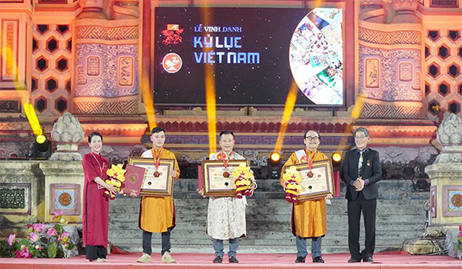 Trao bằng Kỷ lục Việt Nam cho các tác phẩm độc đáo được trưng bày trong khuôn khổ Festival nghề truyền thống Huế 2023.