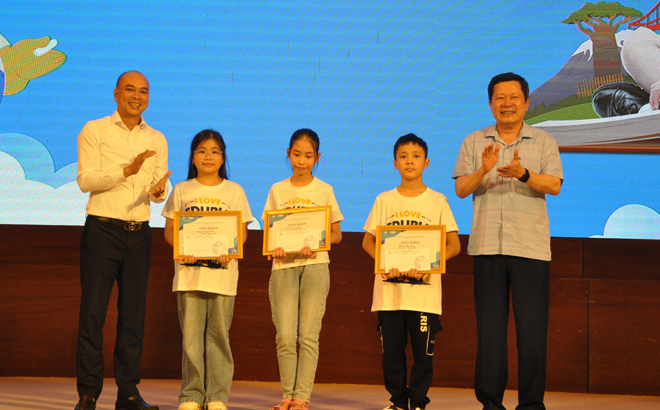 Outstanding students receive special and first prizes.
