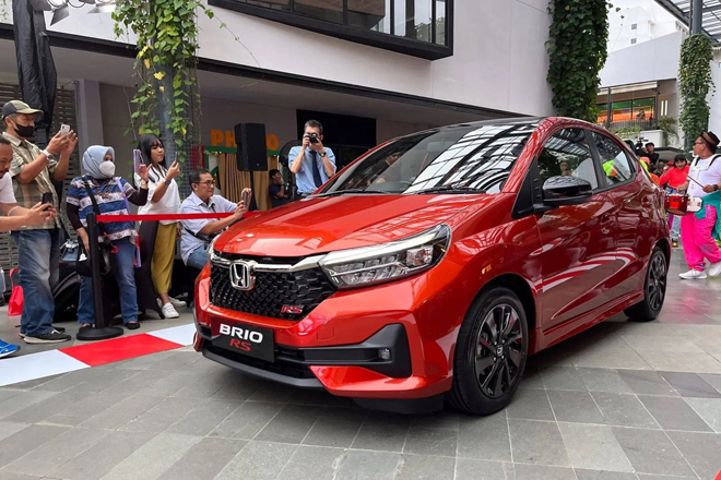 Honda Brio 2023 ra mắt trong bối cảnh Toyota Wigo thế hệ mới vừa được giới thiệu hồi tháng 3 nhưng đang dính lùm xùm xung quanh thử nghiệm an toàn, trong khi Kia Morning rục rịch ra mắt còn Hyundai Grand i10 mới được giới thiệu hồi đầu năm