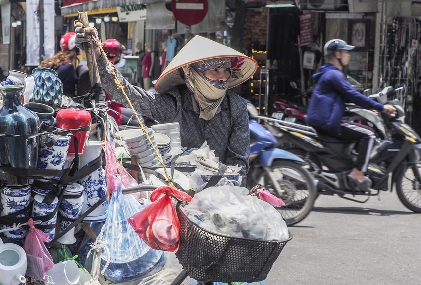 Người dân mưu sinh dưới tiết trời nắng gay gắt.