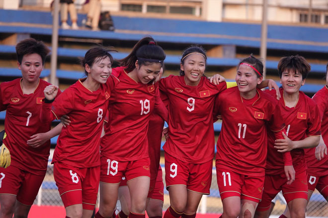 Các cầu thủ đội tuyển nữ Việt Nam ăn mừng bàn thắng.