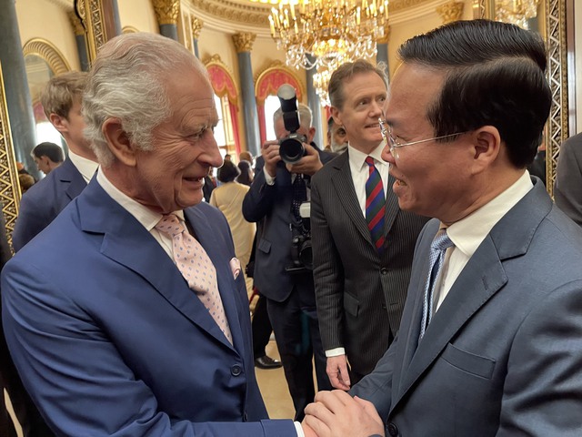 Chủ tịch nước Võ Văn Thưởng gặp Nhà vua Charles III tại cung điện Buckingham (Ảnh TNO)