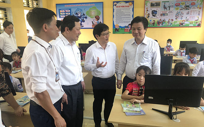 Thứ trưởng Bộ GD&ĐT Nguyễn Hữu Độ (ngoài cùng, bên phải) tặng Trường TH và THCS Sơn A, xã Sơn A, thị xã Nghĩa Lộ phòng máy vi tính với tổng kinh phí 500 triệu đồng.